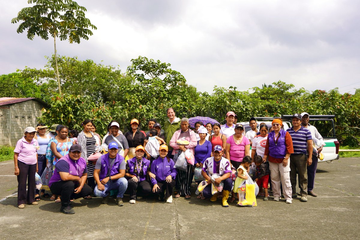 Entrega de kits de ropa en Guayacanes del sector La Isla