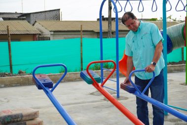 Alcaldía inicia obra de área recreativa en Cdla. Los Parques