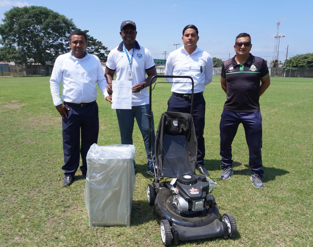 Prefectura del Guayas y el Municipio entregan maquinaria para mantener la cancha municipal