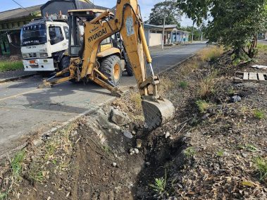 Equipo caminero despejó el canal de aguas lluvias en Brasilia para evitar anegamientos