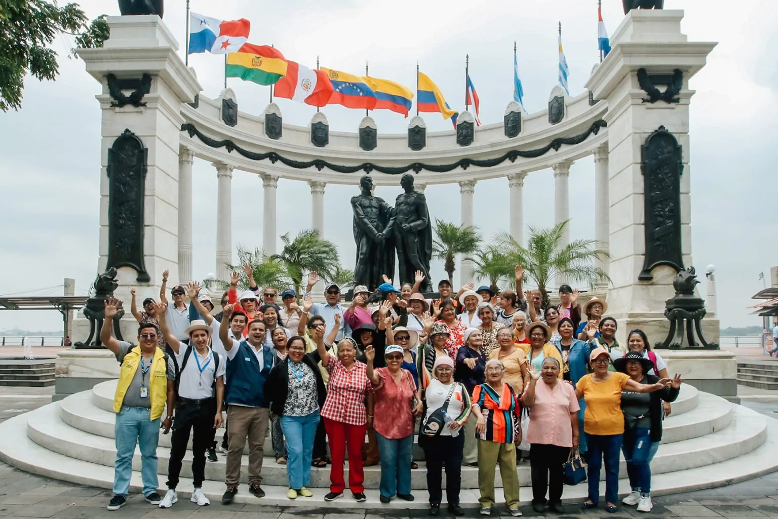 40 adultos mayores del Hogar de Sabias Experiencias recorrieron Guayaquil por el Mes del Turismo