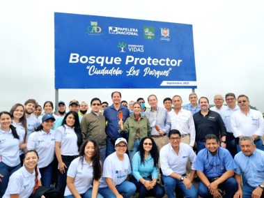 Prefectura y Municipio plantan árboles para separar zona industrial de residencial en Los Parques