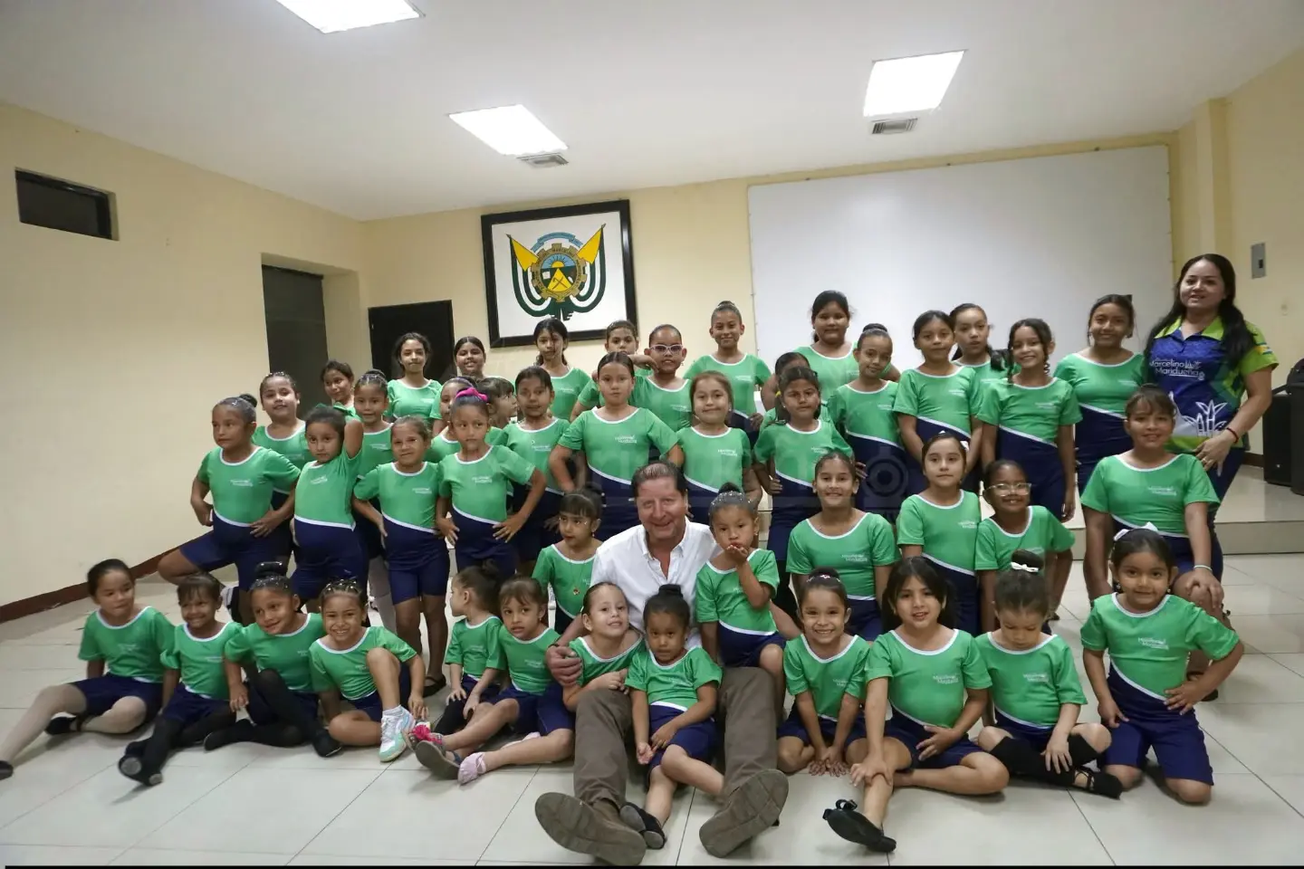 Alcaldía de Coronel Maridueña entrega indumentaria a alumnas de Escuela Municipal de Ballet