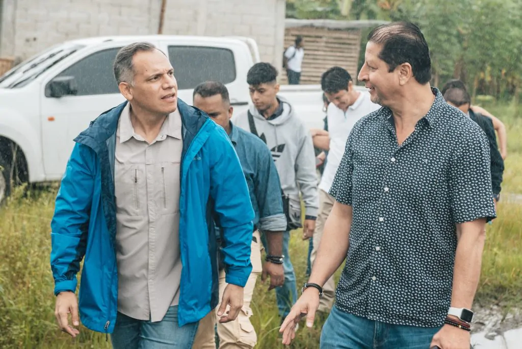 Prefectura del Guayas inspecciona La Delicia ante el avance del río Chanchán en Marcelino Maridueña