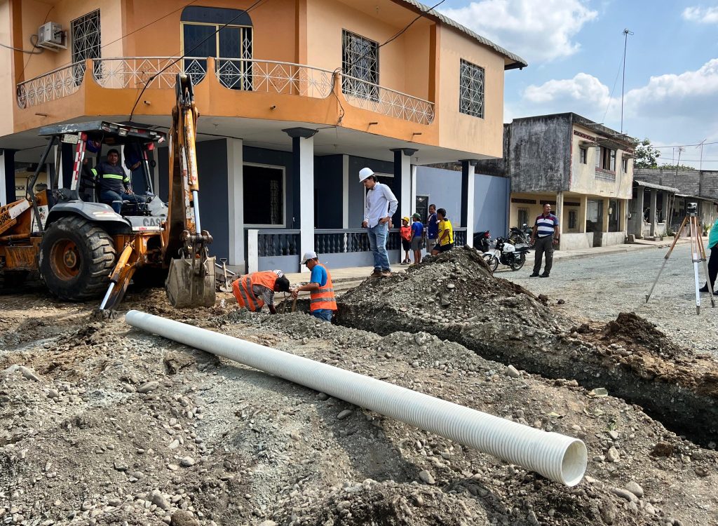 Alcaldía de Naranjito instala tuberías para aliviar el agua en San Luis