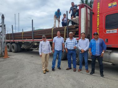 PetroEcuador entrega 183 tubos al GAD de Coronel Marcelino Maridueña para obras rurales