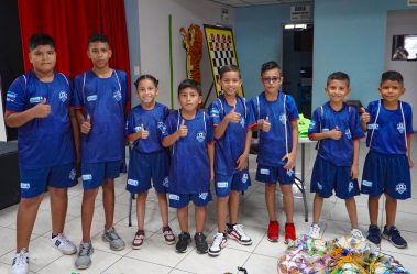 Prefectura del Guayas entrega uniformes e implementos a Escuela de Fútbol en Marcelino Maridueña