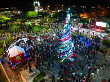Encendido del árbol navideño congregó a cientos en el Parque Central de Coronel Marcelino Maridueña