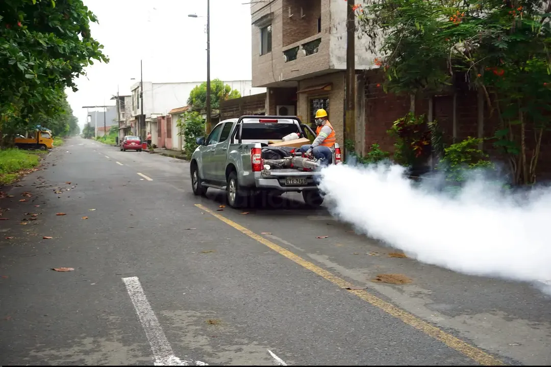 Prefectura del Guayas fumiga zona urbana de Coronel Marcelino Maridueña contra mosquitos